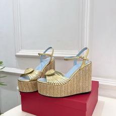 Valentino 华伦天奴 26𝐬𝐬 2026ss新品 VT爱心扣细带坡跟厚底凉鞋 上新☑️ ———————————— Valentino 华伦天奴 26𝐬𝐬 2026ss新品 VT爱心扣细带坡跟厚底凉鞋 上新☑️ ————————————