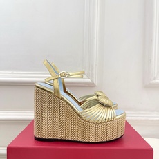 Valentino 华伦天奴 26𝐬𝐬 2026ss新品 VT爱心扣细带坡跟厚底凉鞋 上新☑️ ———————————— Valentino 华伦天奴 26𝐬𝐬 2026ss新品 VT爱心扣细带坡跟厚底凉鞋 上新☑️ ————————————