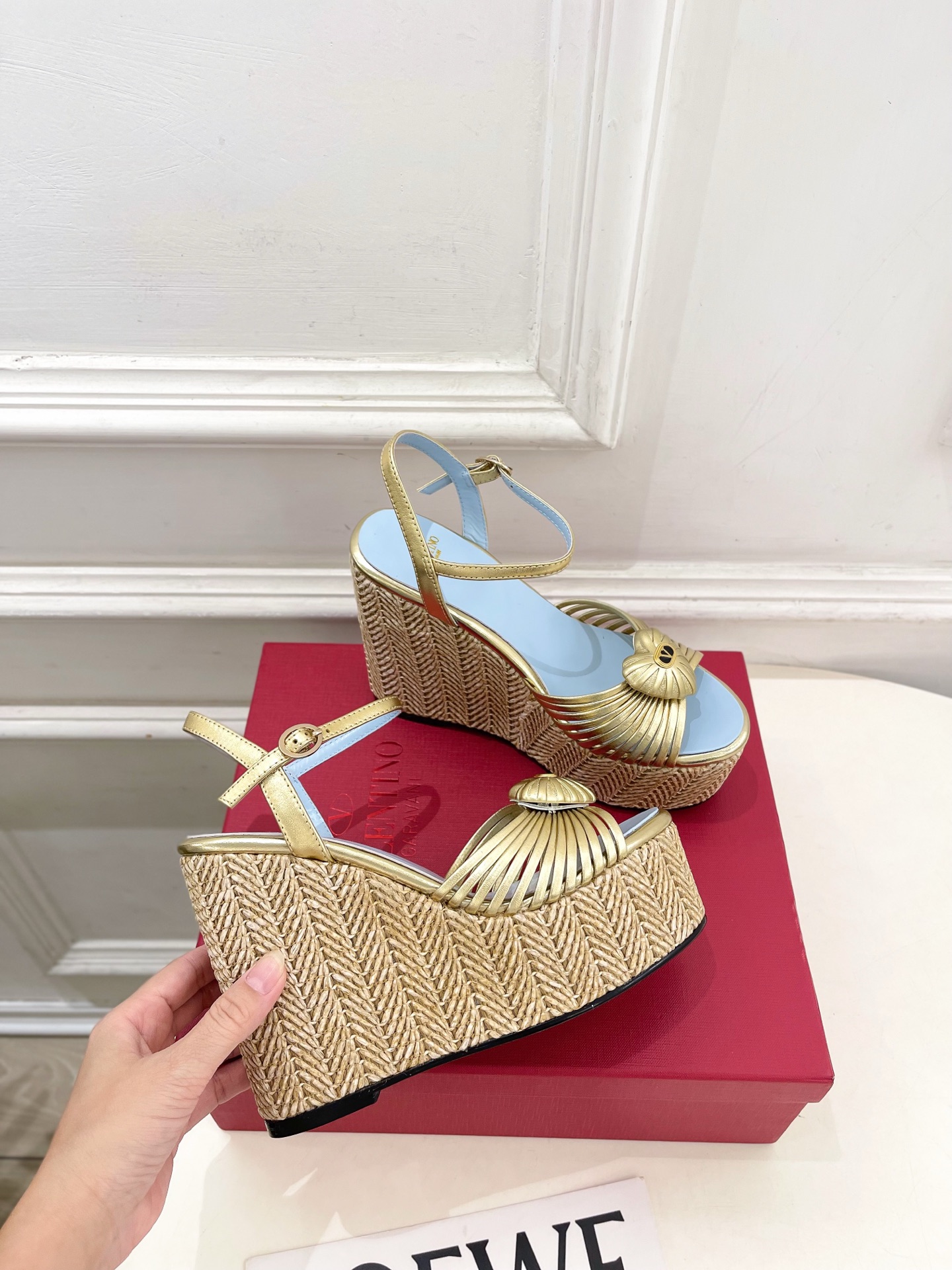 Valentino 华伦天奴 26𝐬𝐬 2026ss新品 VT爱心扣细带坡跟厚底凉鞋 上新☑️ ———————————— Valentino 华伦天奴 26𝐬𝐬 2026ss新品 VT爱心扣细带坡跟厚底凉鞋 上新☑️ ————————————