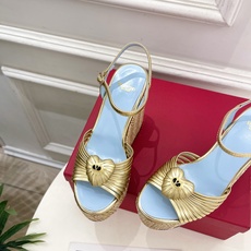 Valentino 华伦天奴 26𝐬𝐬 2026ss新品 VT爱心扣细带坡跟厚底凉鞋 上新☑️ ———————————— Valentino 华伦天奴 26𝐬𝐬 2026ss新品 VT爱心扣细带坡跟厚底凉鞋 上新☑️ ————————————