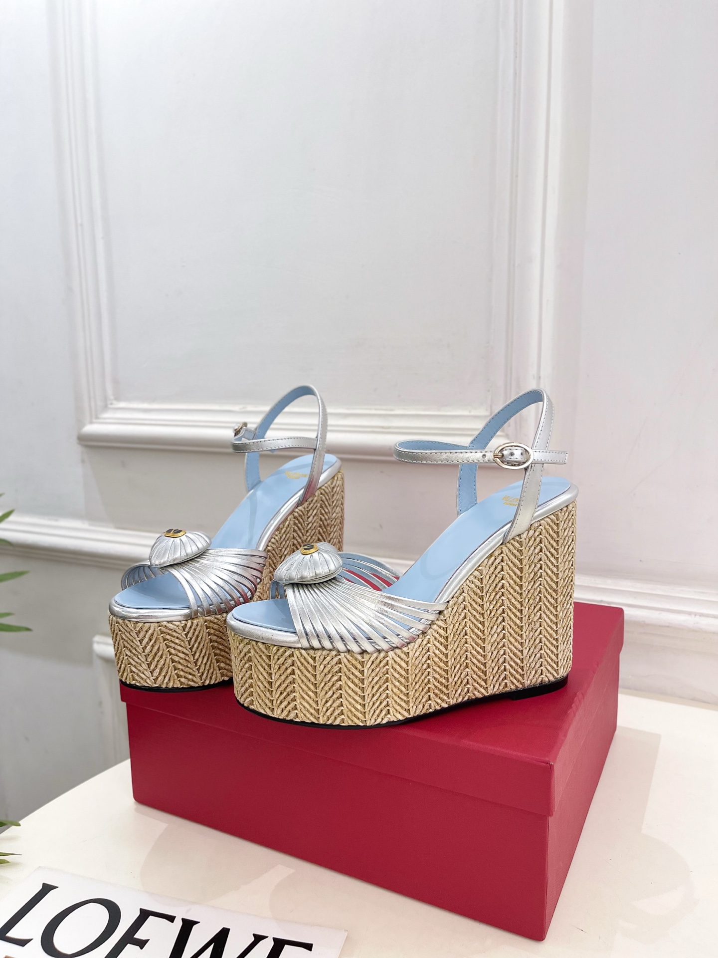 Valentino 华伦天奴 26𝐬𝐬 2026ss新品 VT爱心扣细带坡跟厚底凉鞋 上新☑️ ———————————— Valentino 华伦天奴 26𝐬𝐬 2026ss新品 VT爱心扣细带坡跟厚底凉鞋 上新☑️ ————————————