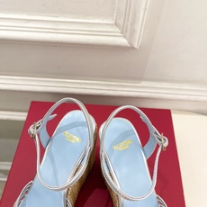 Valentino 华伦天奴 26𝐬𝐬 2026ss新品 VT爱心扣细带坡跟厚底凉鞋 上新☑️ ———————————— Valentino 华伦天奴 26𝐬𝐬 2026ss新品 VT爱心扣细带坡跟厚底凉鞋 上新☑️ ————————————