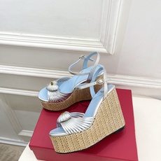 Valentino 华伦天奴 26𝐬𝐬 2026ss新品 VT爱心扣细带坡跟厚底凉鞋 上新☑️ ———————————— Valentino 华伦天奴 26𝐬𝐬 2026ss新品 VT爱心扣细带坡跟厚底凉鞋 上新☑️ ————————————