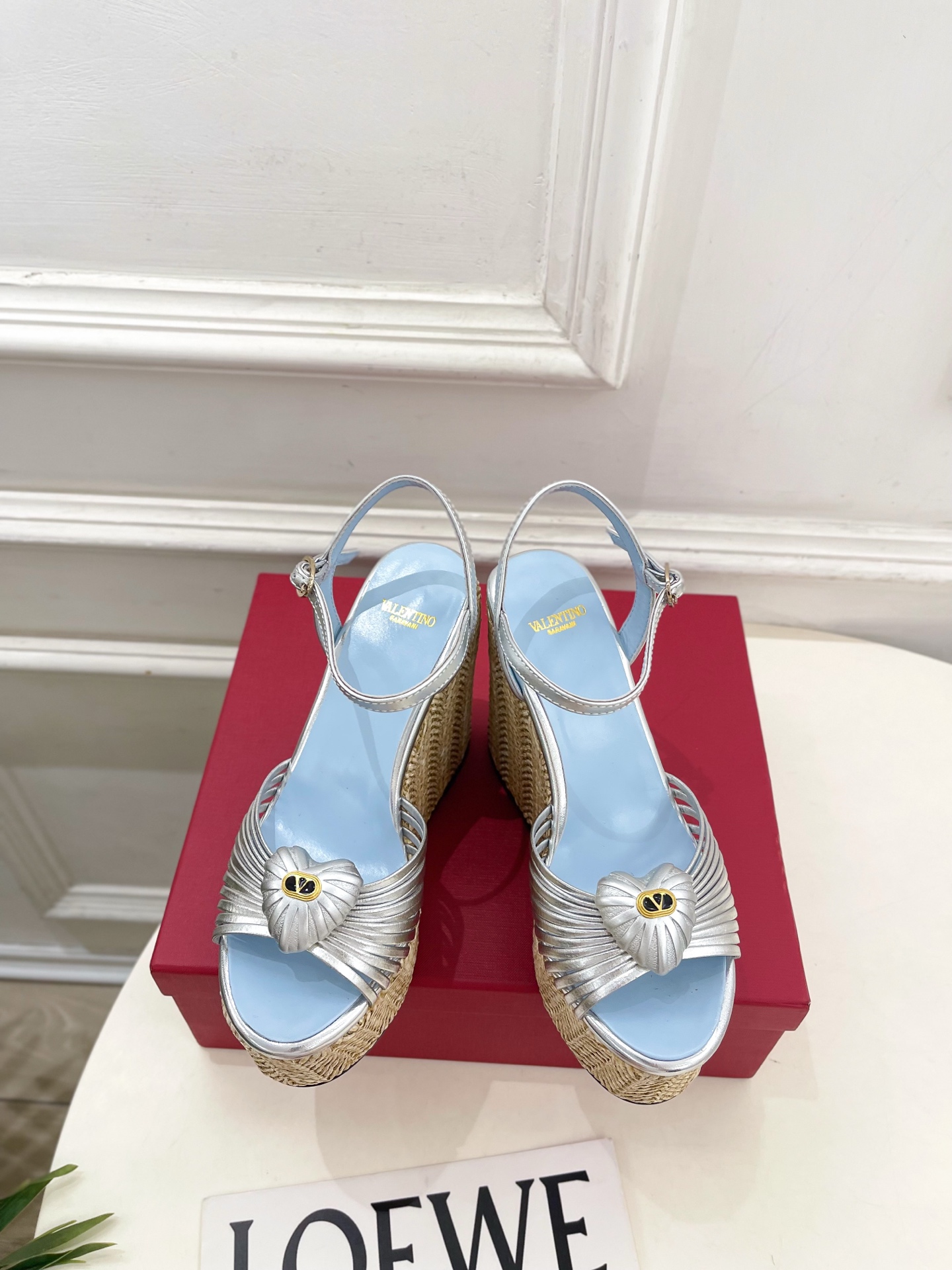 Valentino 华伦天奴 26𝐬𝐬 2026ss新品 VT爱心扣细带坡跟厚底凉鞋 上新☑️ ———————————— Valentino 华伦天奴 26𝐬𝐬 2026ss新品 VT爱心扣细带坡跟厚底凉鞋 上新☑️ ————————————