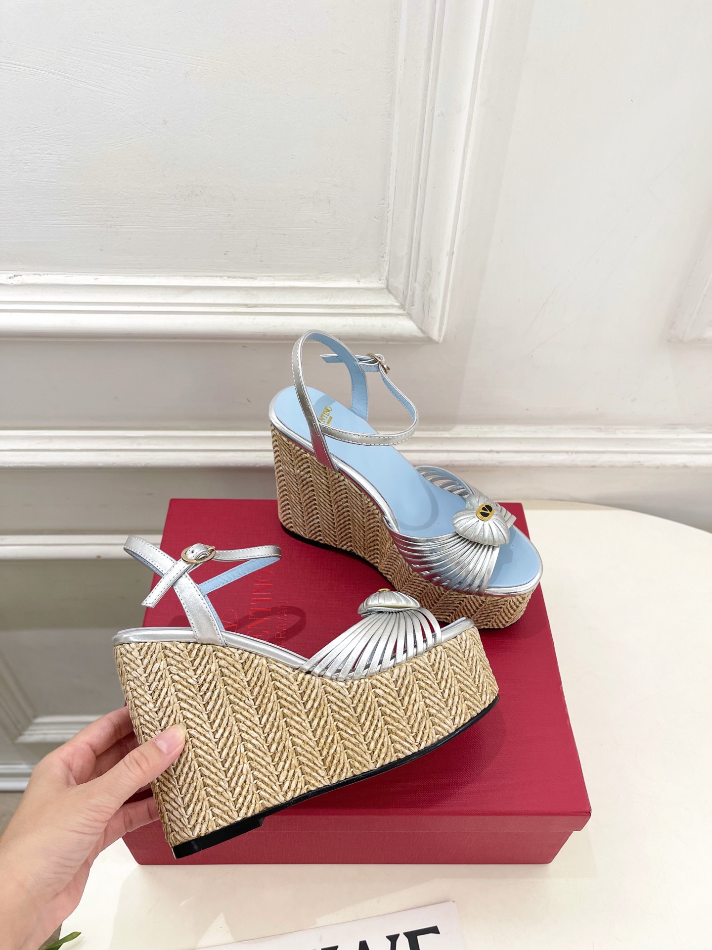 Valentino 华伦天奴 26𝐬𝐬 2026ss新品 VT爱心扣细带坡跟厚底凉鞋 上新☑️ ———————————— Valentino 华伦天奴 26𝐬𝐬 2026ss新品 VT爱心扣细带坡跟厚底凉鞋 上新☑️ ————————————