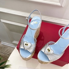 Valentino 华伦天奴 26𝐬𝐬 2026ss新品 VT爱心扣细带坡跟厚底凉鞋 上新☑️ ———————————— Valentino 华伦天奴 26𝐬𝐬 2026ss新品 VT爱心扣细带坡跟厚底凉鞋 上新☑️ ————————————