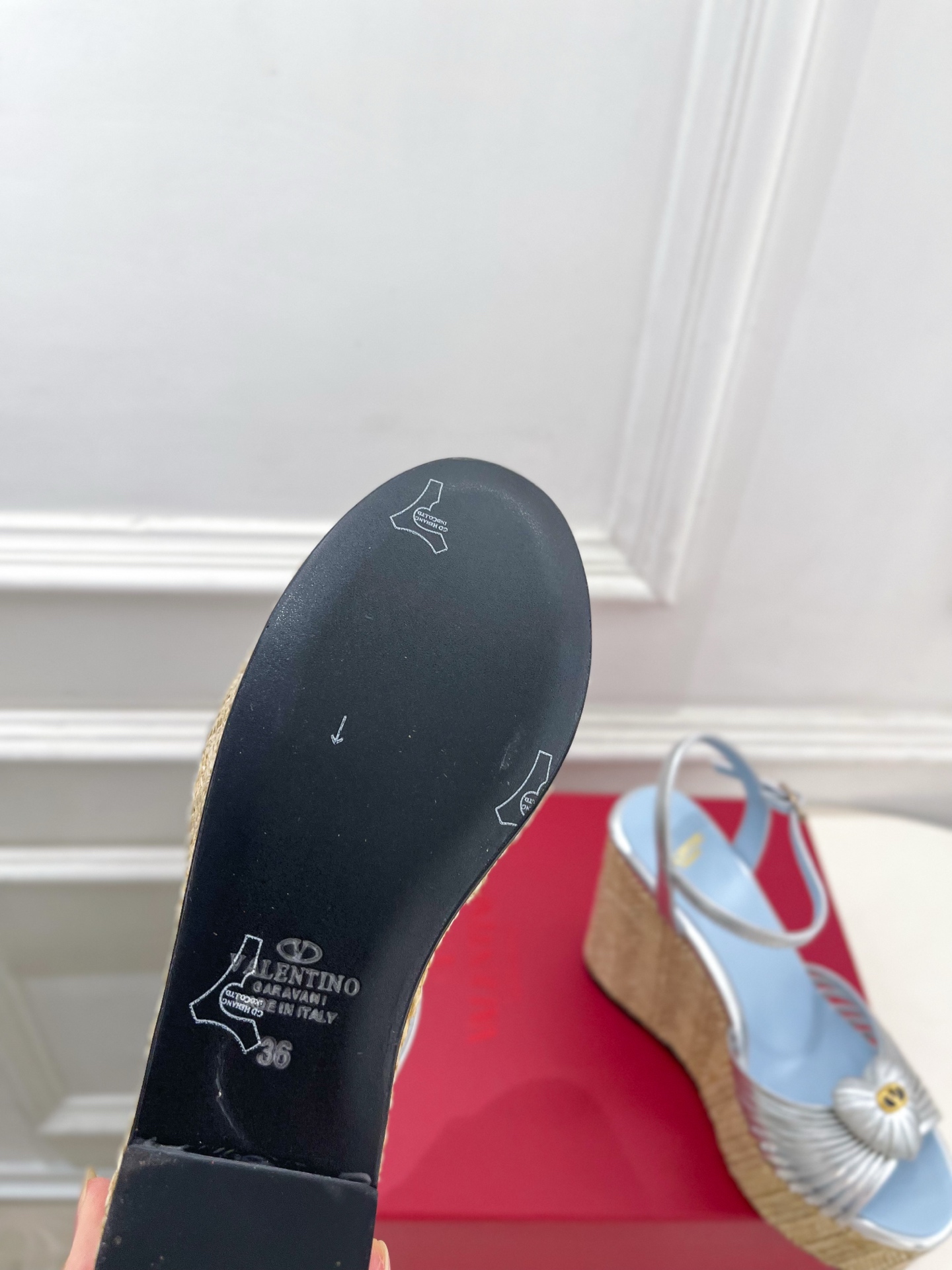 Valentino 华伦天奴 26𝐬𝐬 2026ss新品 VT爱心扣细带坡跟厚底凉鞋 上新☑️ ———————————— Valentino 华伦天奴 26𝐬𝐬 2026ss新品 VT爱心扣细带坡跟厚底凉鞋 上新☑️ ————————————