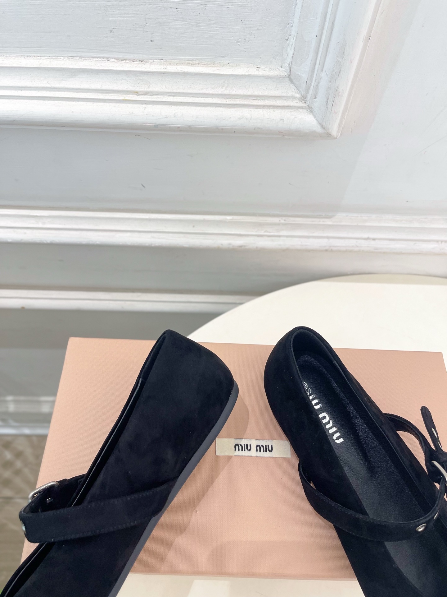 Miu Miu | 缪缪 26𝐬𝐬 🖤2026秋冬新品 专柜主打最新走秀款 尖头蝴蝶结皮带扣玛丽珍鞋 火爆上新! 🍒B Miu Miu | 缪缪 26𝐬𝐬 🖤2026秋冬新品 专柜主打最新走秀款 尖头蝴蝶结皮带扣玛丽珍鞋 火爆上新! 🍒B