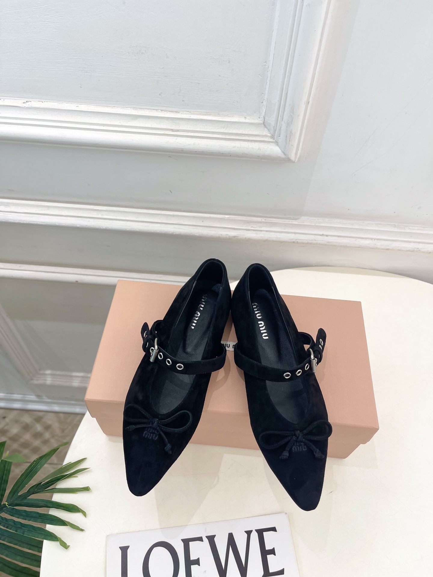 Miu Miu | 缪缪 26𝐬𝐬 🖤2026秋冬新品 专柜主打最新走秀款 尖头蝴蝶结皮带扣玛丽珍鞋 火爆上新! 🍒B Miu Miu | 缪缪 26𝐬𝐬 🖤2026秋冬新品 专柜主打最新走秀款 尖头蝴蝶结皮带扣玛丽珍鞋 火爆上新! 🍒B