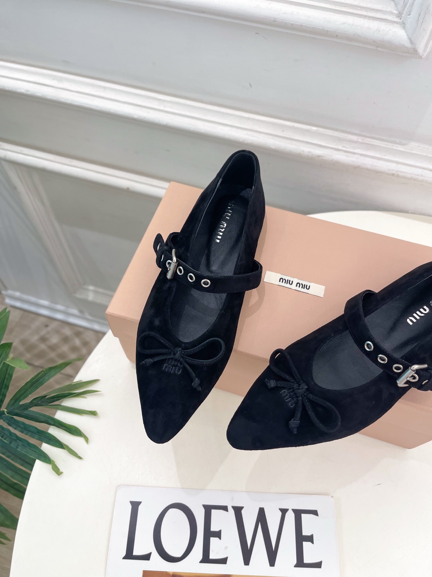Miu Miu | 缪缪 26𝐬𝐬 🖤2026秋冬新品 专柜主打最新走秀款 尖头蝴蝶结皮带扣玛丽珍鞋 火爆上新! 🍒B Miu Miu | 缪缪 26𝐬𝐬 🖤2026秋冬新品 专柜主打最新走秀款 尖头蝴蝶结皮带扣玛丽珍鞋 火爆上新! 🍒B