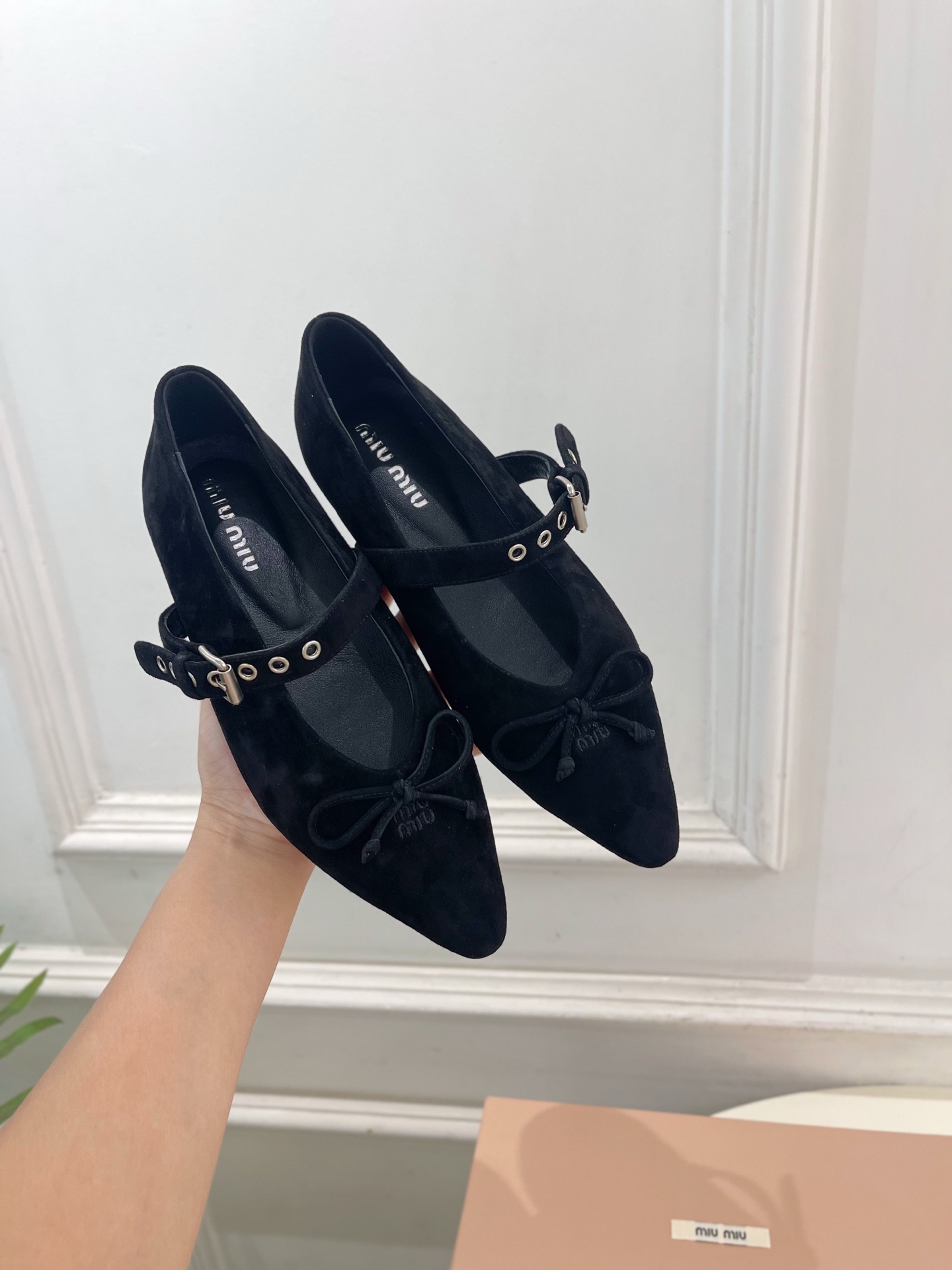 Miu Miu | 缪缪 26𝐬𝐬 🖤2026秋冬新品 专柜主打最新走秀款 尖头蝴蝶结皮带扣玛丽珍鞋 火爆上新! 🍒B Miu Miu | 缪缪 26𝐬𝐬 🖤2026秋冬新品 专柜主打最新走秀款 尖头蝴蝶结皮带扣玛丽珍鞋 火爆上新! 🍒B