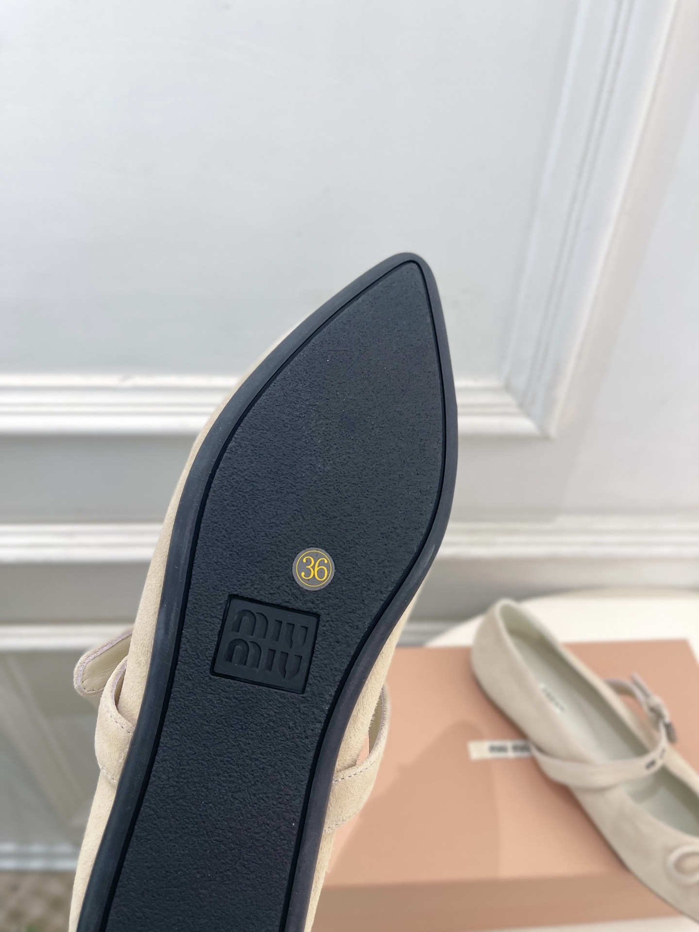 Miu Miu | 缪缪 26𝐬𝐬 🖤2026秋冬新品 专柜主打最新走秀款 尖头蝴蝶结皮带扣玛丽珍鞋 火爆上新! 🍒B Miu Miu | 缪缪 26𝐬𝐬 🖤2026秋冬新品 专柜主打最新走秀款 尖头蝴蝶结皮带扣玛丽珍鞋 火爆上新! 🍒B