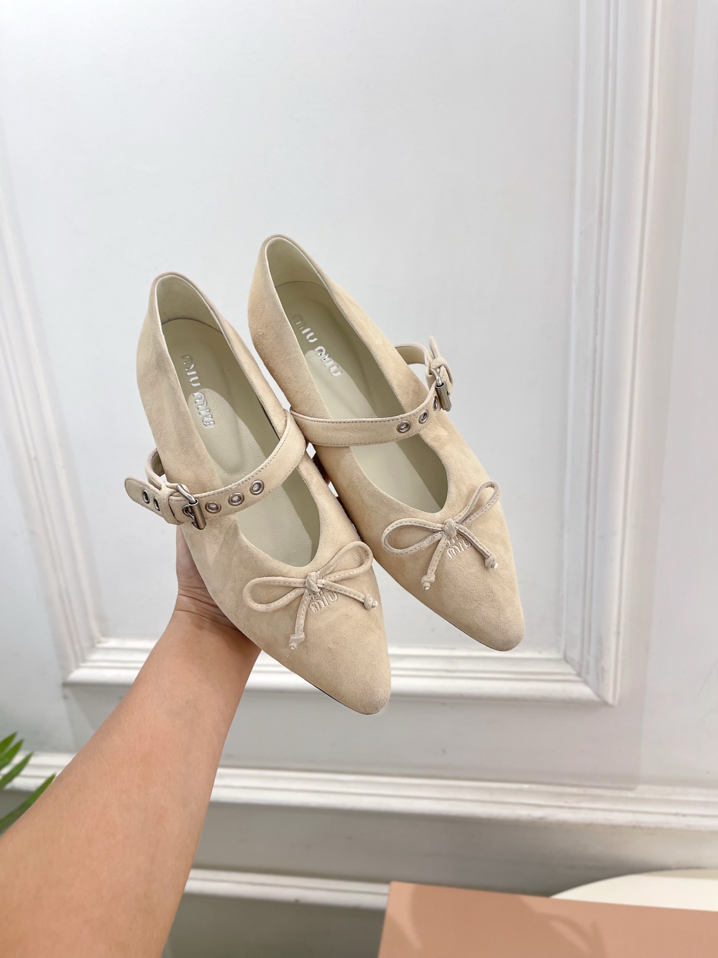 Miu Miu | 缪缪 26𝐬𝐬 🖤2026秋冬新品 专柜主打最新走秀款 尖头蝴蝶结皮带扣玛丽珍鞋 火爆上新! 🍒B Miu Miu | 缪缪 26𝐬𝐬 🖤2026秋冬新品 专柜主打最新走秀款 尖头蝴蝶结皮带扣玛丽珍鞋 火爆上新! 🍒B