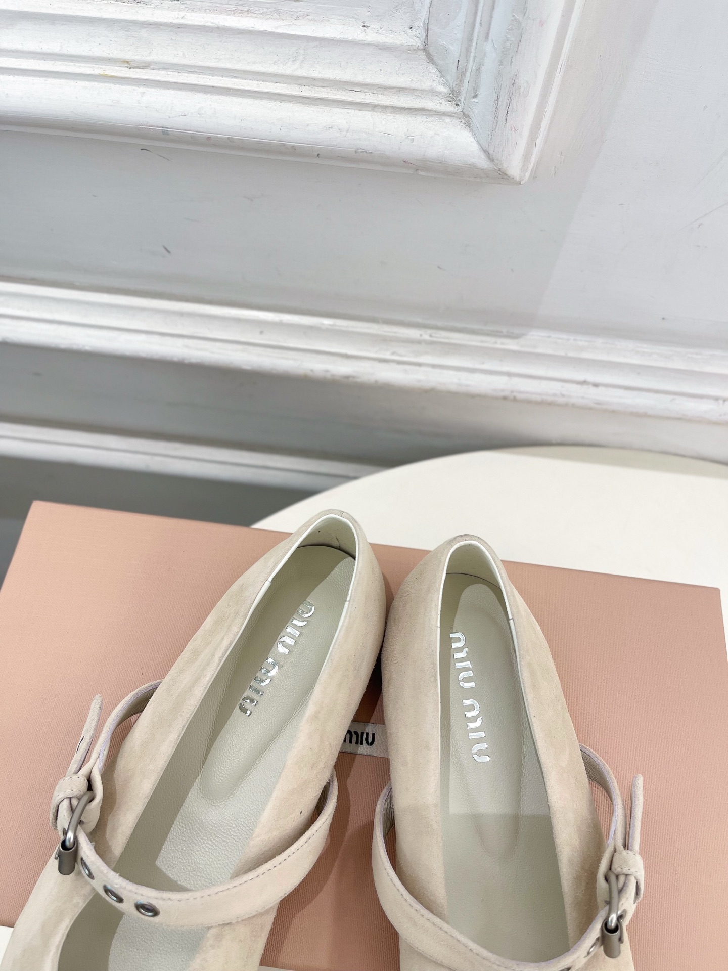Miu Miu | 缪缪 26𝐬𝐬 🖤2026秋冬新品 专柜主打最新走秀款 尖头蝴蝶结皮带扣玛丽珍鞋 火爆上新! 🍒B Miu Miu | 缪缪 26𝐬𝐬 🖤2026秋冬新品 专柜主打最新走秀款 尖头蝴蝶结皮带扣玛丽珍鞋 火爆上新! 🍒B