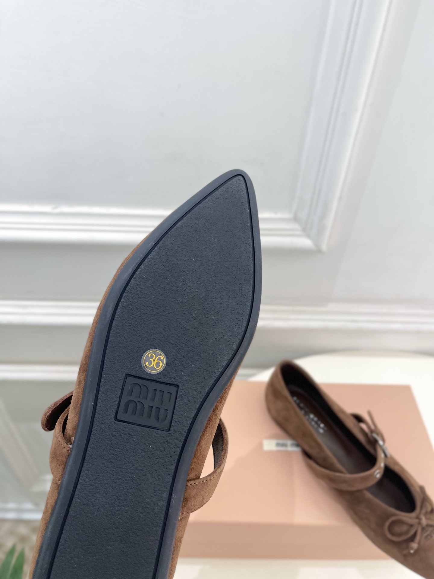 Miu Miu | 缪缪 26𝐬𝐬 🖤2026秋冬新品 专柜主打最新走秀款 尖头蝴蝶结皮带扣玛丽珍鞋 火爆上新! 🍒B Miu Miu | 缪缪 26𝐬𝐬 🖤2026秋冬新品 专柜主打最新走秀款 尖头蝴蝶结皮带扣玛丽珍鞋 火爆上新! 🍒B
