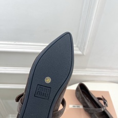 Miu Miu | 缪缪 26𝐬𝐬 🖤2026秋冬新品 专柜主打最新走秀款 尖头蝴蝶结皮带扣玛丽珍鞋 火爆上新! 🍒B Miu Miu | 缪缪 26𝐬𝐬 🖤2026秋冬新品 专柜主打最新走秀款 尖头蝴蝶结皮带扣玛丽珍鞋 火爆上新! 🍒B