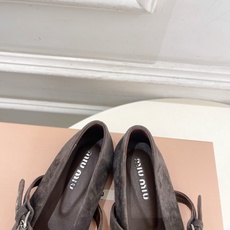 Miu Miu | 缪缪 26𝐬𝐬 🖤2026秋冬新品 专柜主打最新走秀款 尖头蝴蝶结皮带扣玛丽珍鞋 火爆上新! 🍒B Miu Miu | 缪缪 26𝐬𝐬 🖤2026秋冬新品 专柜主打最新走秀款 尖头蝴蝶结皮带扣玛丽珍鞋 火爆上新! 🍒B
