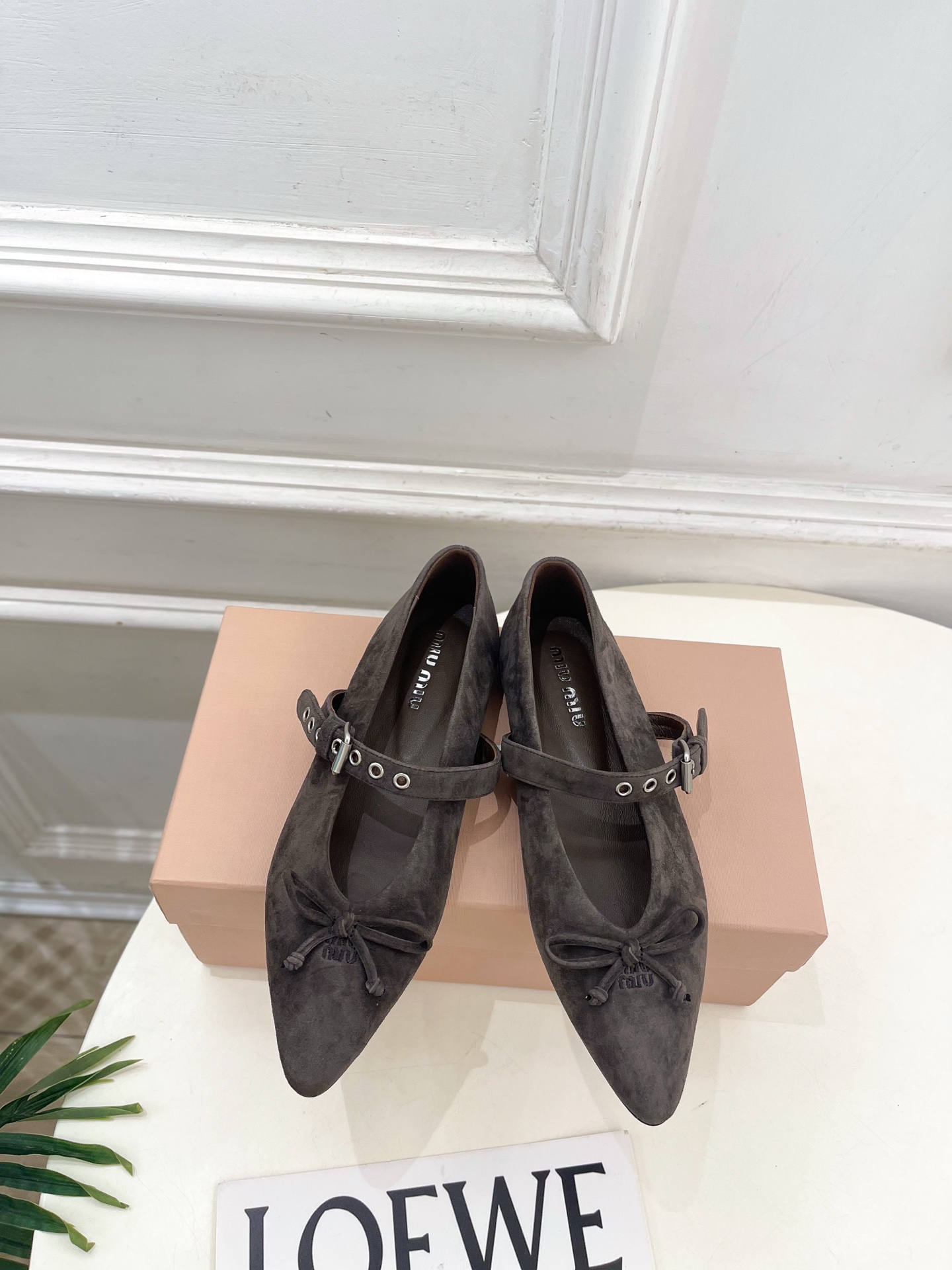 Miu Miu | 缪缪 26𝐬𝐬 🖤2026秋冬新品 专柜主打最新走秀款 尖头蝴蝶结皮带扣玛丽珍鞋 火爆上新! 🍒B Miu Miu | 缪缪 26𝐬𝐬 🖤2026秋冬新品 专柜主打最新走秀款 尖头蝴蝶结皮带扣玛丽珍鞋 火爆上新! 🍒B