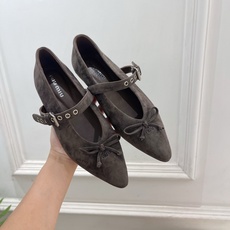 Miu Miu | 缪缪 26𝐬𝐬 🖤2026秋冬新品 专柜主打最新走秀款 尖头蝴蝶结皮带扣玛丽珍鞋 火爆上新! 🍒B Miu Miu | 缪缪 26𝐬𝐬 🖤2026秋冬新品 专柜主打最新走秀款 尖头蝴蝶结皮带扣玛丽珍鞋 火爆上新! 🍒B