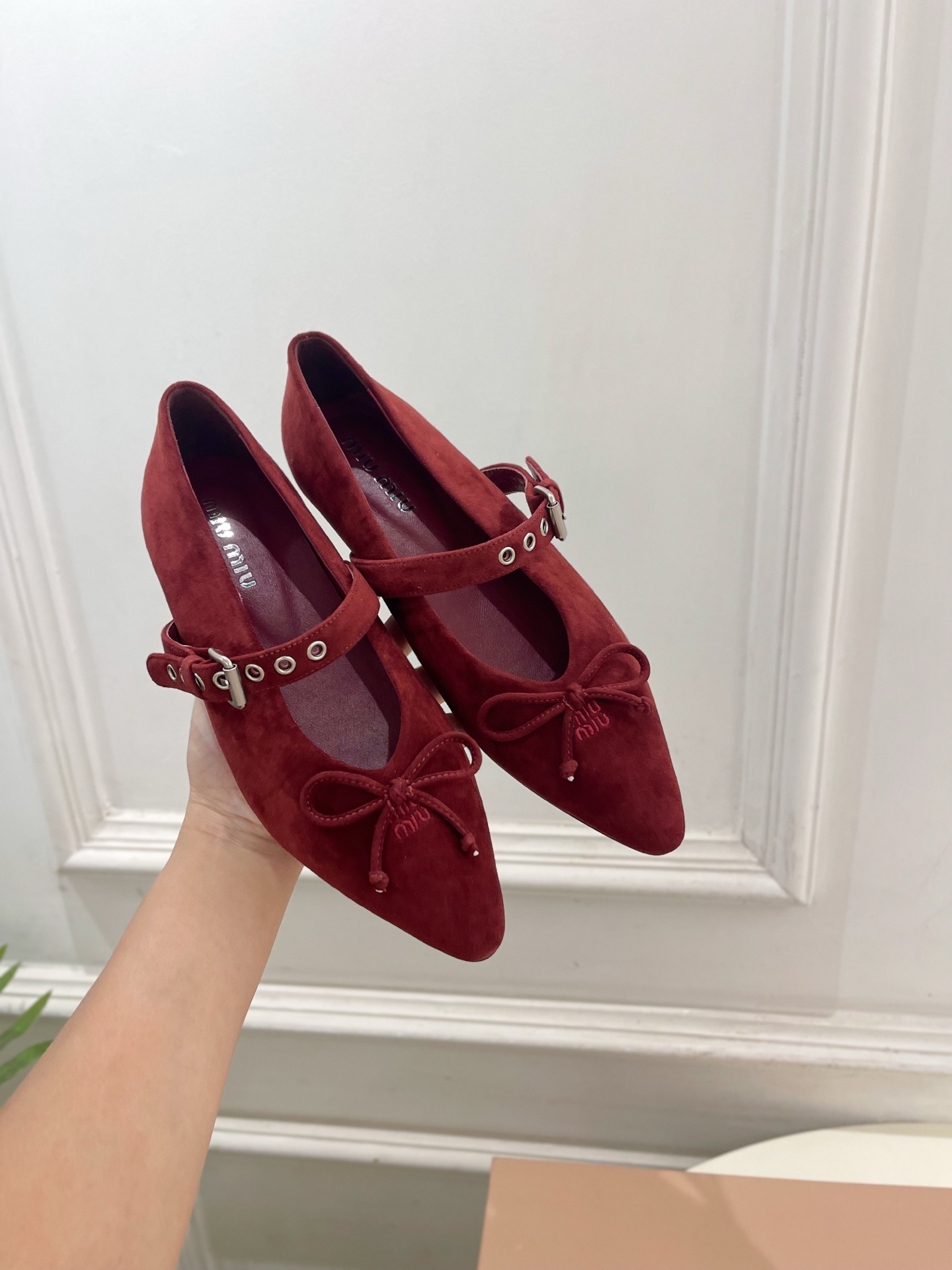Miu Miu | 缪缪 26𝐬𝐬 🖤2026秋冬新品 专柜主打最新走秀款 尖头蝴蝶结皮带扣玛丽珍鞋 火爆上新! 🍒B Miu Miu | 缪缪 26𝐬𝐬 🖤2026秋冬新品 专柜主打最新走秀款 尖头蝴蝶结皮带扣玛丽珍鞋 火爆上新! 🍒B