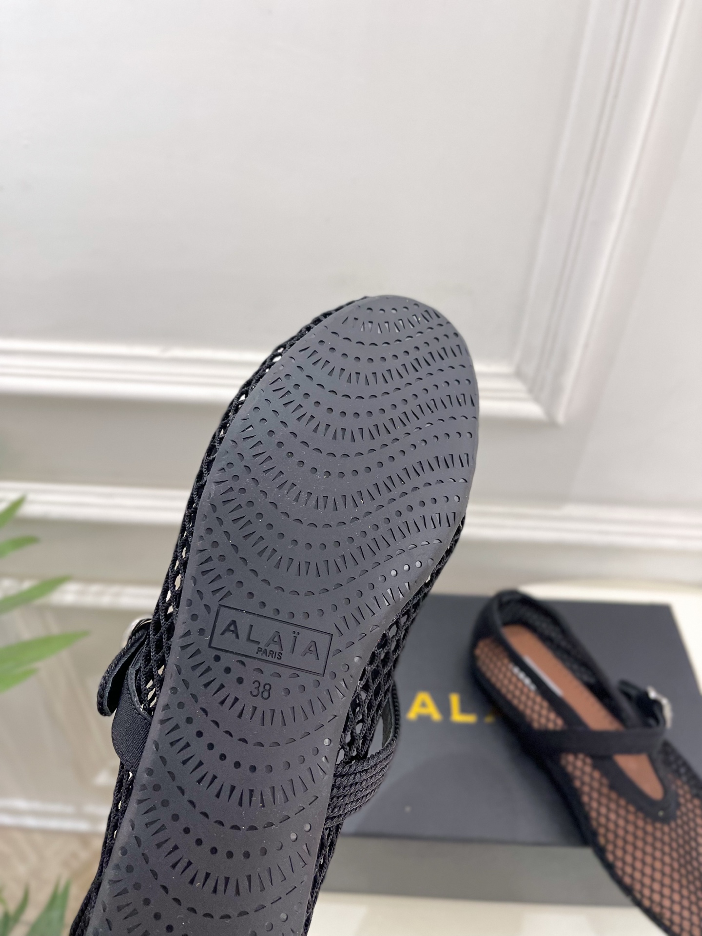 ALAÏA 阿莱亚26𝐬𝐬   2026春夏新品 秀场同款 经典镂空渔网平底玛丽珍鞋 ————————— Alaïa作为