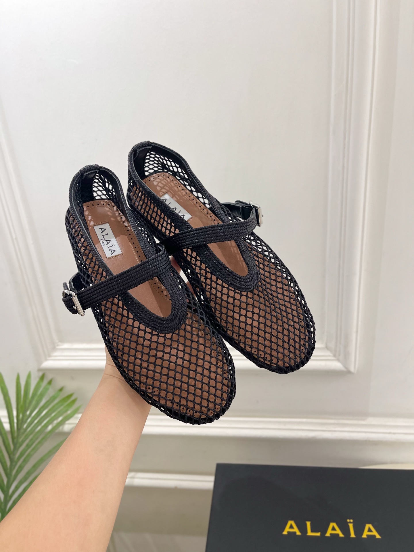 ALAÏA 阿莱亚26𝐬𝐬   2026春夏新品 秀场同款 经典镂空渔网平底玛丽珍鞋 ————————— Alaïa作为