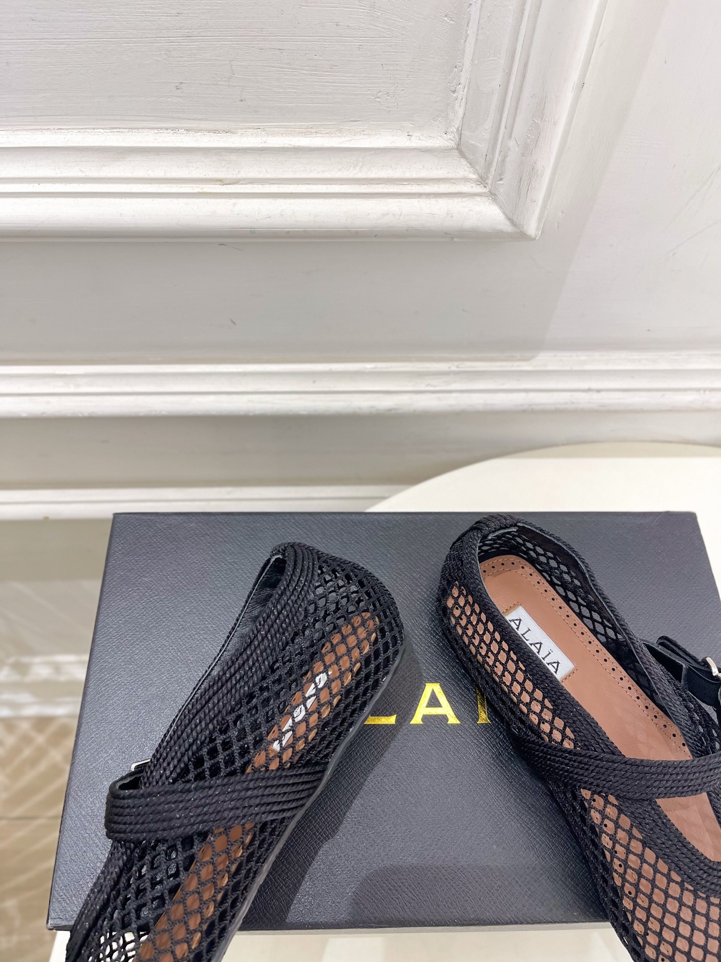 ALAÏA 阿莱亚26𝐬𝐬   2026春夏新品 秀场同款 经典镂空渔网平底玛丽珍鞋 ————————— Alaïa作为