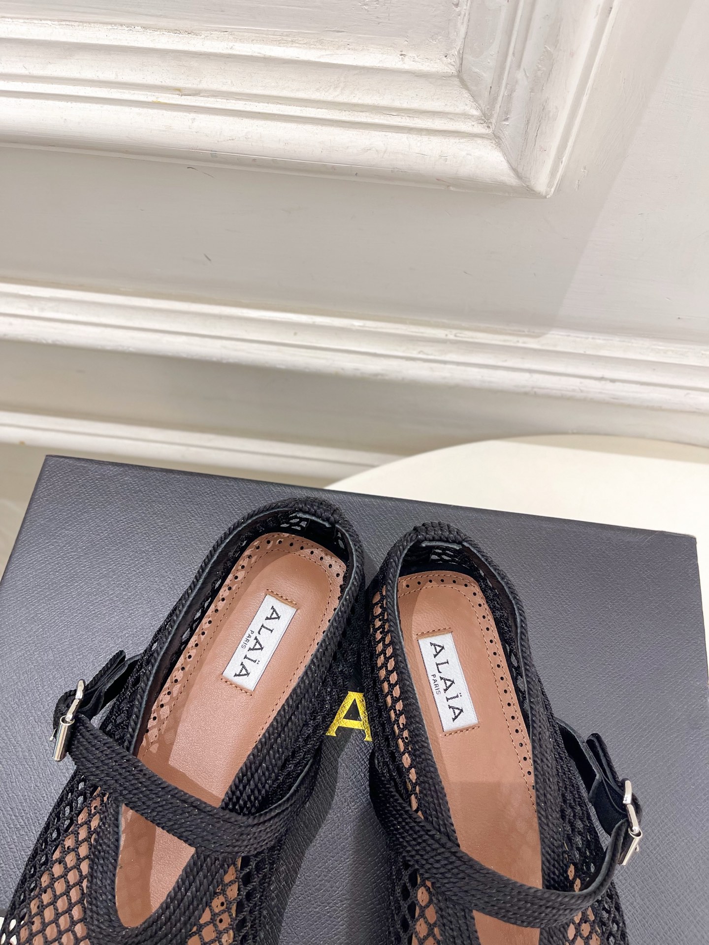 ALAÏA 阿莱亚26𝐬𝐬   2026春夏新品 秀场同款 经典镂空渔网平底玛丽珍鞋 ————————— Alaïa作为