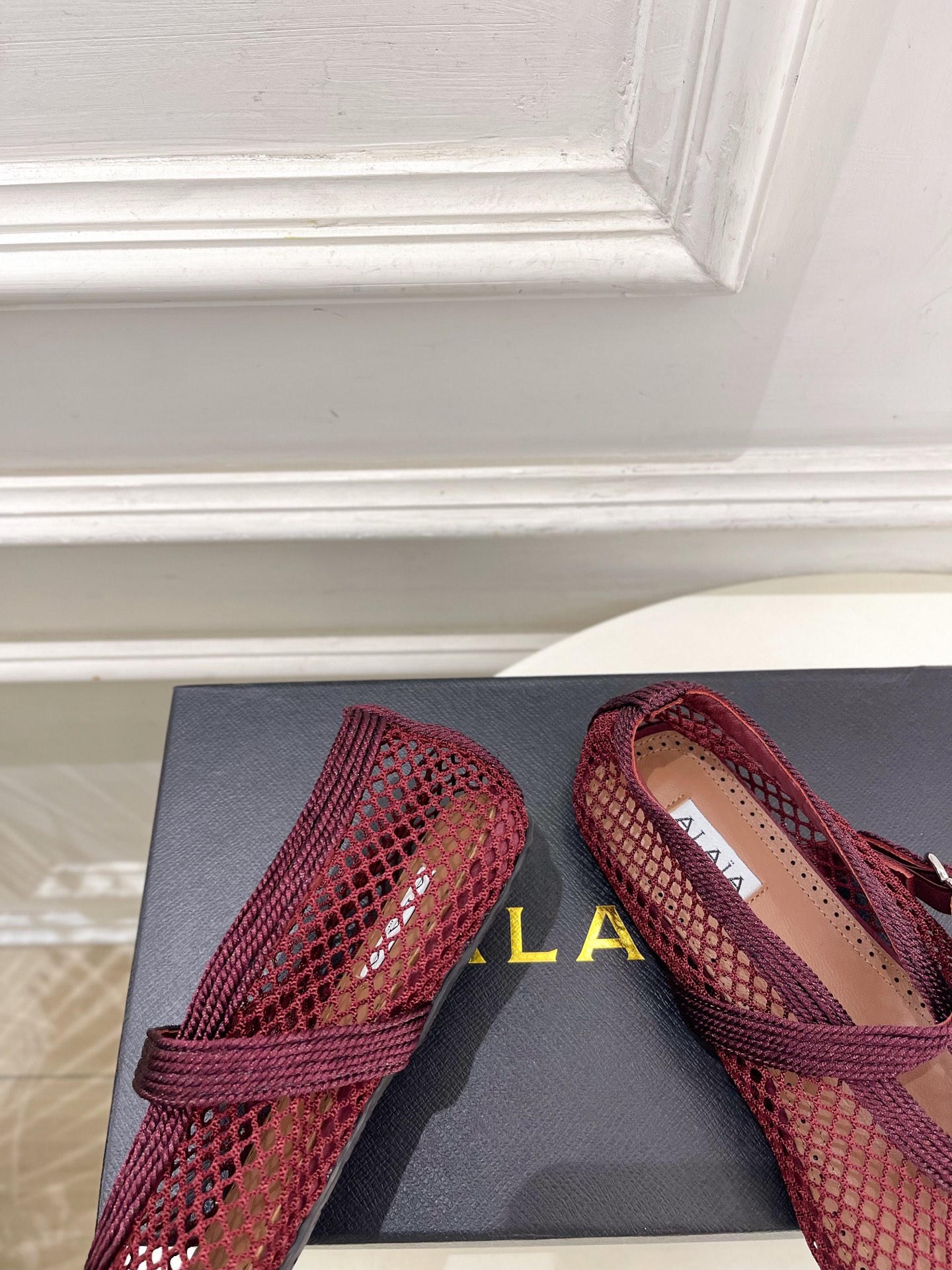 ALAÏA 阿莱亚26𝐬𝐬 2026春夏新品 秀场同款 经典镂空渔网平底玛丽珍鞋 ————————— Alaïa作为 ALAÏA 阿莱亚26𝐬𝐬 2026春夏新品 秀场同款 经典镂空渔网平底玛丽珍鞋 ————————— Alaïa作为