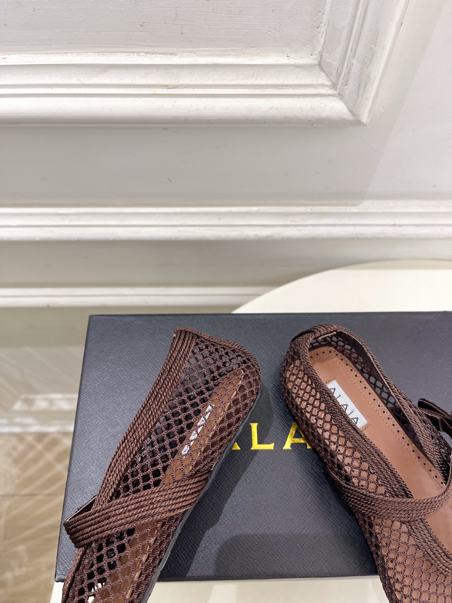 ALAÏA 阿莱亚26𝐬𝐬 2026春夏新品 秀场同款 经典镂空渔网平底玛丽珍鞋 ————————— Alaïa作为 ALAÏA 阿莱亚26𝐬𝐬 2026春夏新品 秀场同款 经典镂空渔网平底玛丽珍鞋 ————————— Alaïa作为