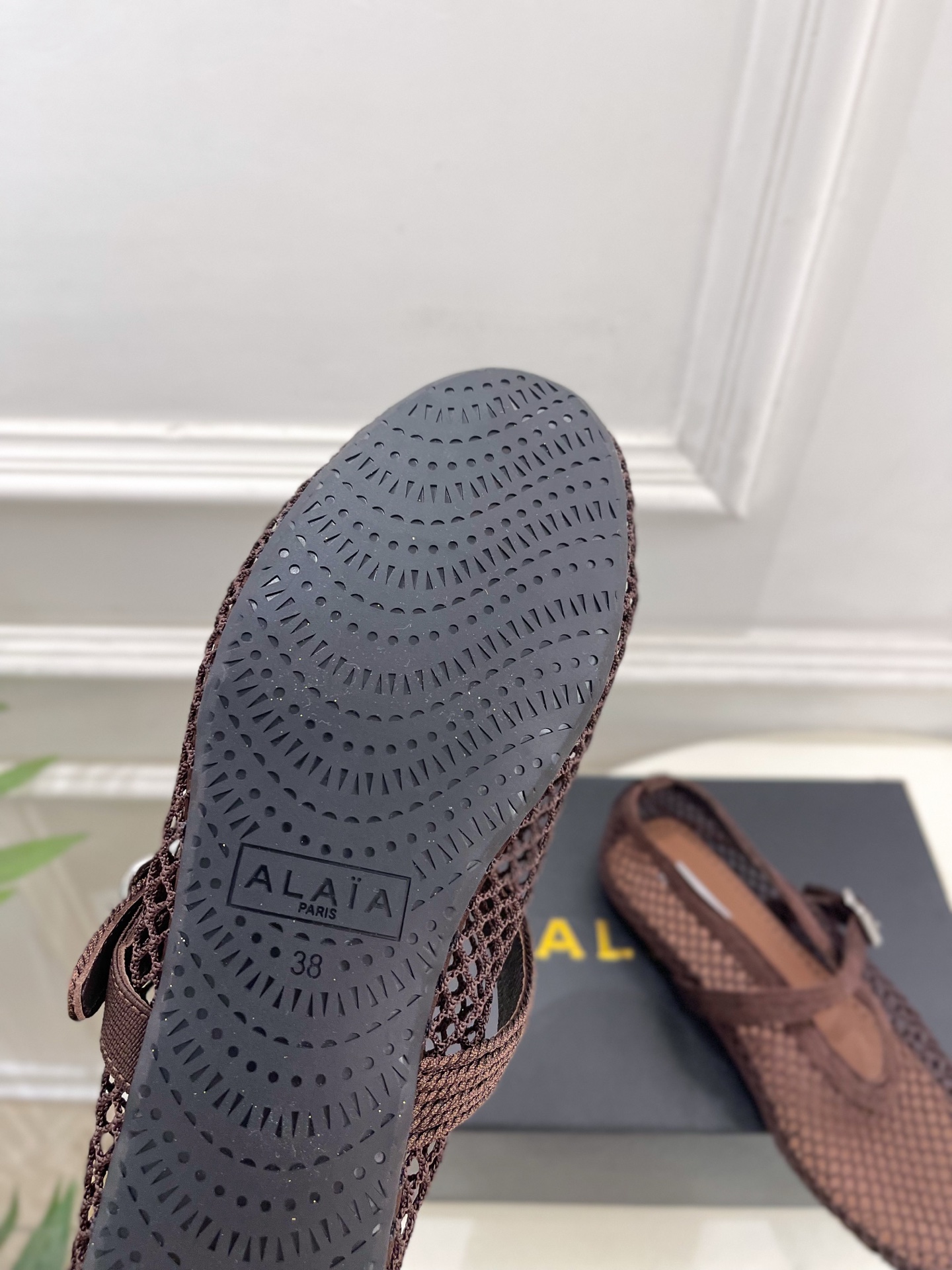 ALAÏA 阿莱亚26𝐬𝐬 2026春夏新品 秀场同款 经典镂空渔网平底玛丽珍鞋 ————————— Alaïa作为 ALAÏA 阿莱亚26𝐬𝐬 2026春夏新品 秀场同款 经典镂空渔网平底玛丽珍鞋 ————————— Alaïa作为