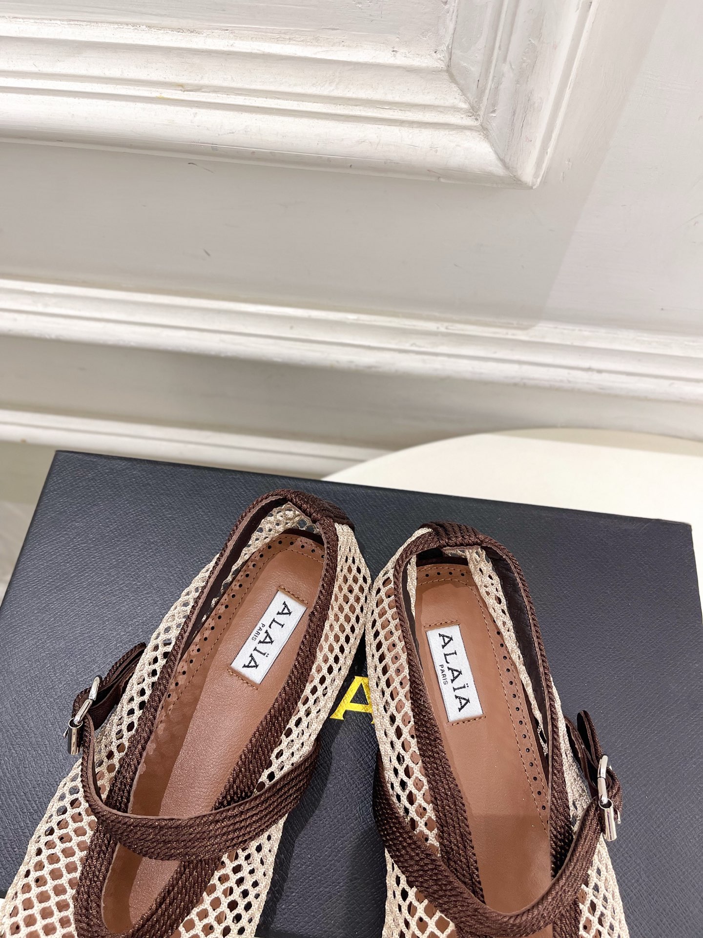 ALAÏA 阿莱亚26𝐬𝐬 2026春夏新品 秀场同款 经典镂空渔网平底玛丽珍鞋 ————————— Alaïa作为 ALAÏA 阿莱亚26𝐬𝐬 2026春夏新品 秀场同款 经典镂空渔网平底玛丽珍鞋 ————————— Alaïa作为