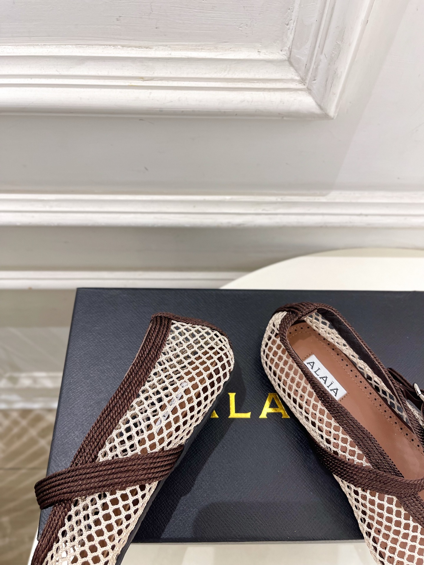 ALAÏA 阿莱亚26𝐬𝐬 2026春夏新品 秀场同款 经典镂空渔网平底玛丽珍鞋 ————————— Alaïa作为 ALAÏA 阿莱亚26𝐬𝐬 2026春夏新品 秀场同款 经典镂空渔网平底玛丽珍鞋 ————————— Alaïa作为