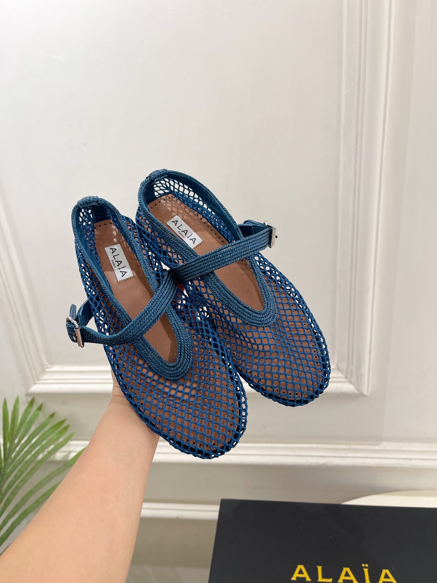 ALAÏA 阿莱亚26𝐬𝐬 2026春夏新品 秀场同款 经典镂空渔网平底玛丽珍鞋 ————————— Alaïa作为 ALAÏA 阿莱亚26𝐬𝐬 2026春夏新品 秀场同款 经典镂空渔网平底玛丽珍鞋 ————————— Alaïa作为
