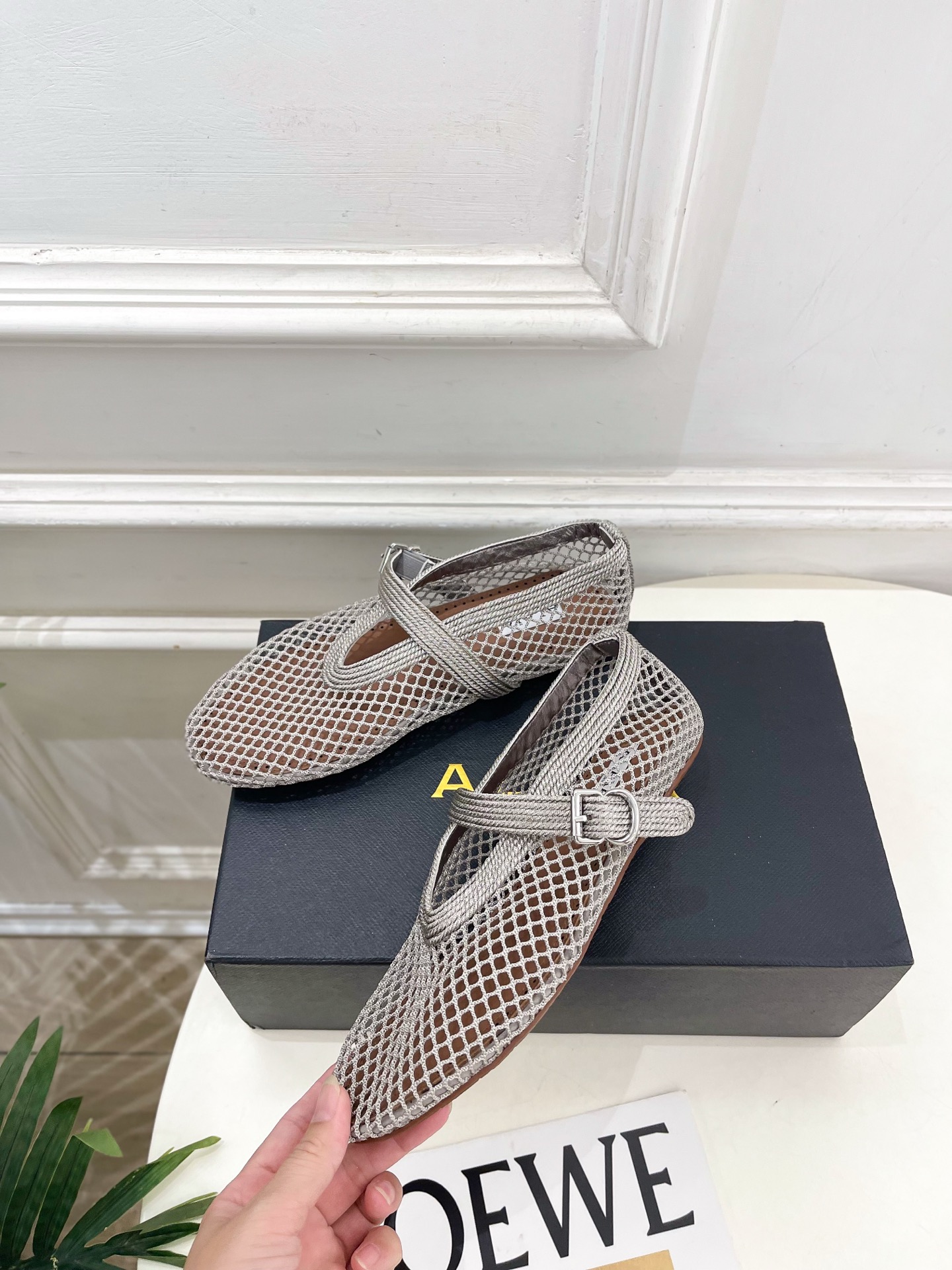 ALAÏA 阿莱亚26𝐬𝐬 2026春夏新品 秀场同款 经典镂空渔网平底玛丽珍鞋 ————————— Alaïa作为 ALAÏA 阿莱亚26𝐬𝐬 2026春夏新品 秀场同款 经典镂空渔网平底玛丽珍鞋 ————————— Alaïa作为