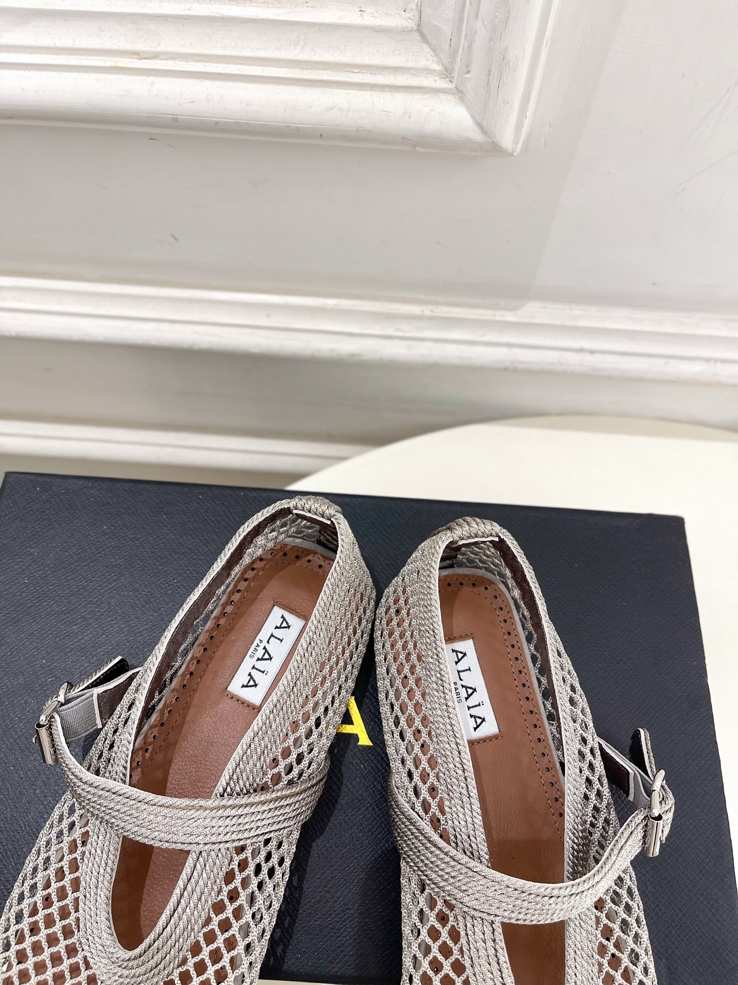 ALAÏA 阿莱亚26𝐬𝐬 2026春夏新品 秀场同款 经典镂空渔网平底玛丽珍鞋 ————————— Alaïa作为 ALAÏA 阿莱亚26𝐬𝐬 2026春夏新品 秀场同款 经典镂空渔网平底玛丽珍鞋 ————————— Alaïa作为