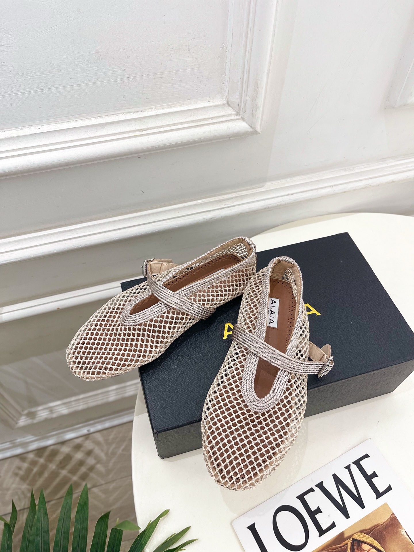 ALAÏA 阿莱亚26𝐬𝐬   2026春夏新品 秀场同款 经典镂空渔网平底玛丽珍鞋 ————————— Alaïa作为