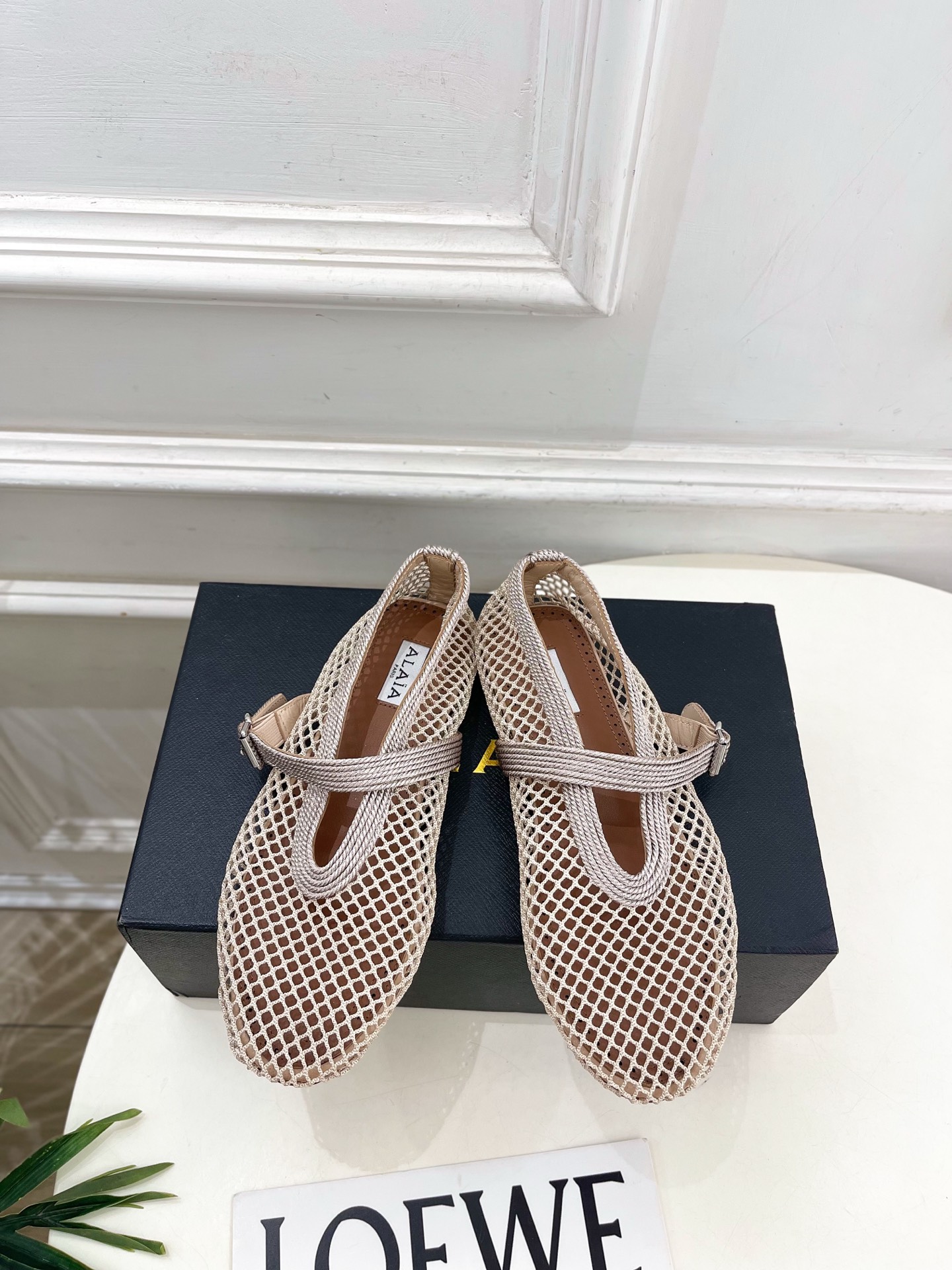 ALAÏA 阿莱亚26𝐬𝐬 2026春夏新品 秀场同款 经典镂空渔网平底玛丽珍鞋 ————————— Alaïa作为 ALAÏA 阿莱亚26𝐬𝐬 2026春夏新品 秀场同款 经典镂空渔网平底玛丽珍鞋 ————————— Alaïa作为