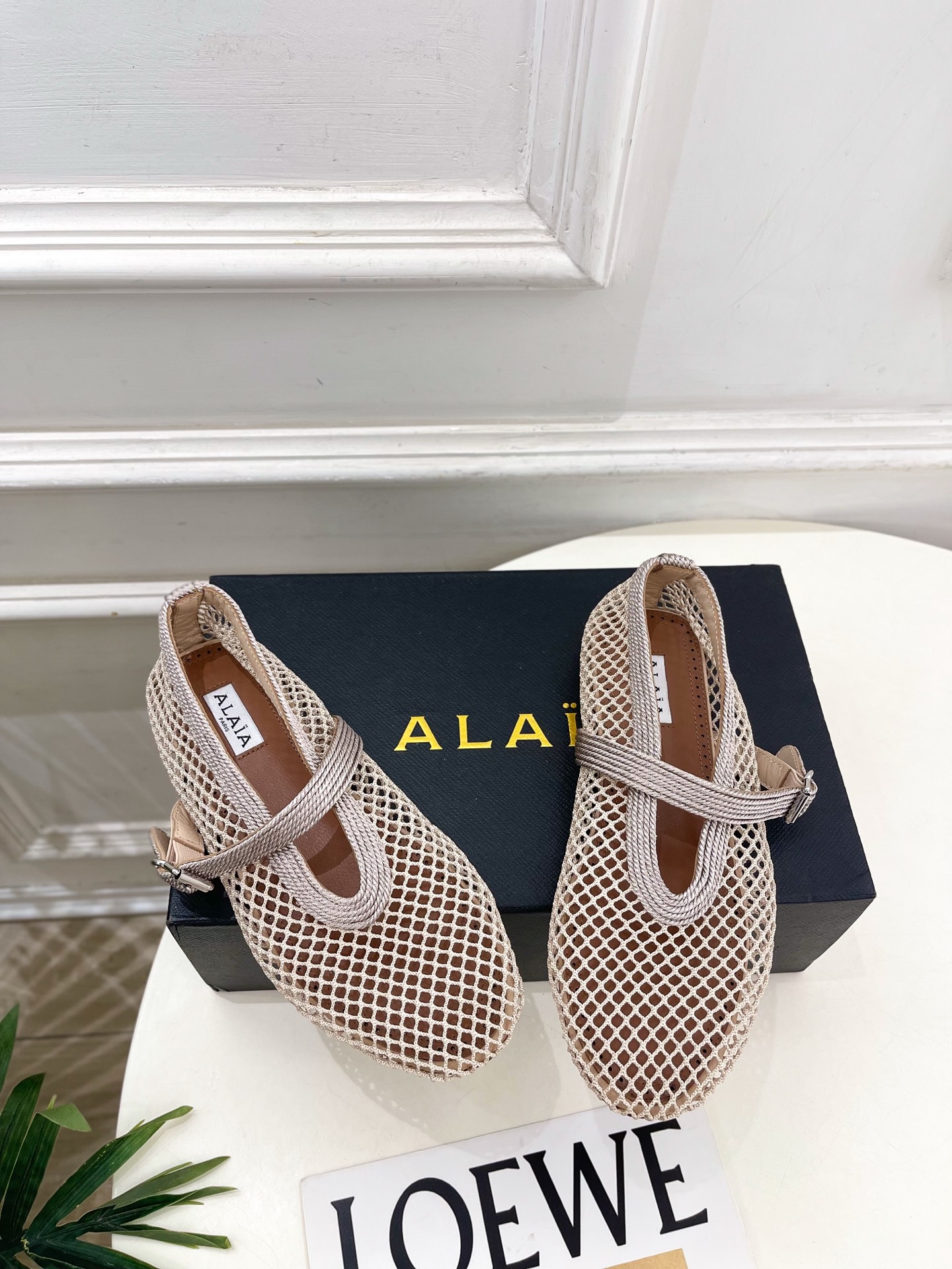 ALAÏA 阿莱亚26𝐬𝐬   2026春夏新品 秀场同款 经典镂空渔网平底玛丽珍鞋 ————————— Alaïa作为