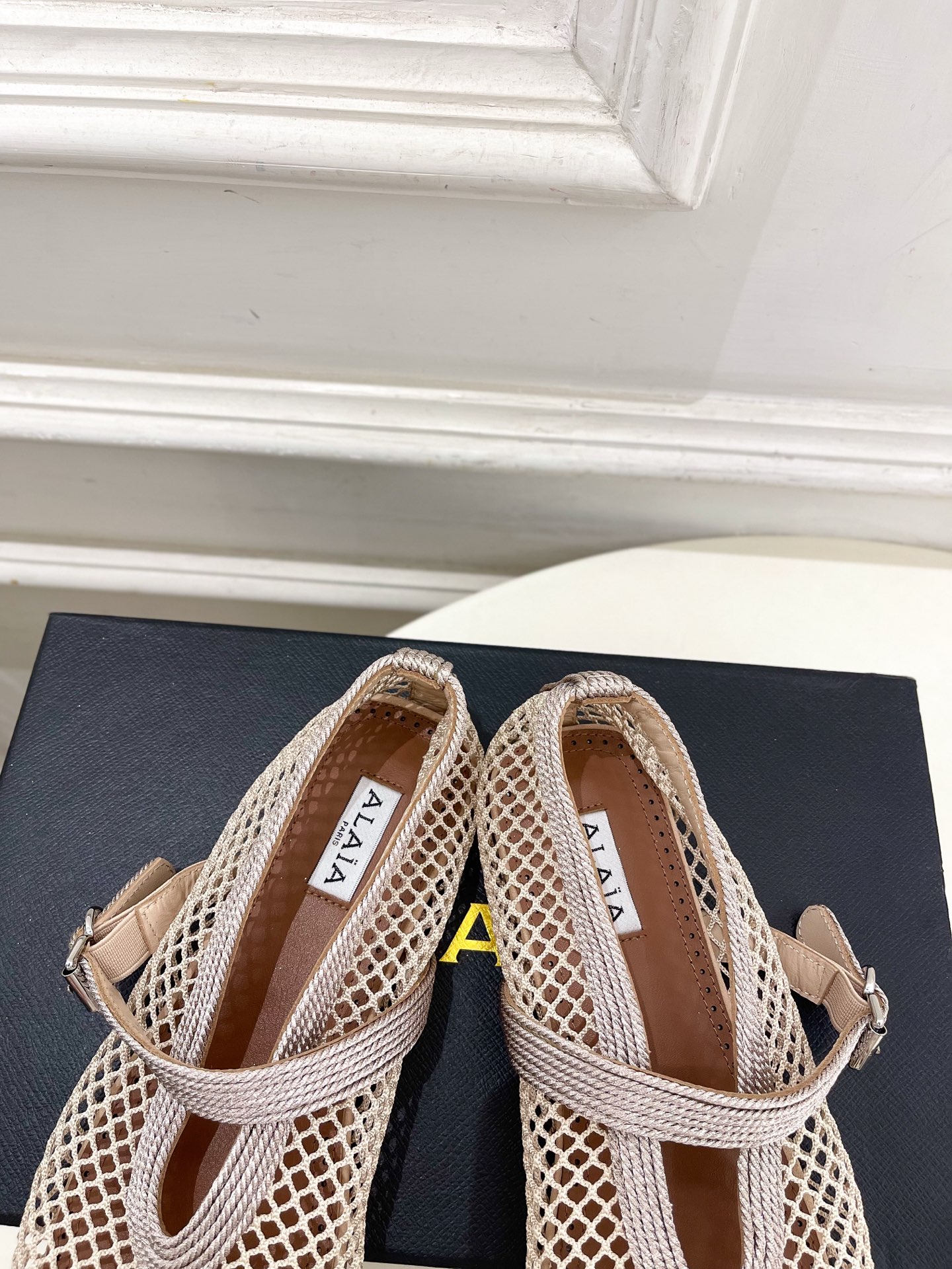ALAÏA 阿莱亚26𝐬𝐬   2026春夏新品 秀场同款 经典镂空渔网平底玛丽珍鞋 ————————— Alaïa作为