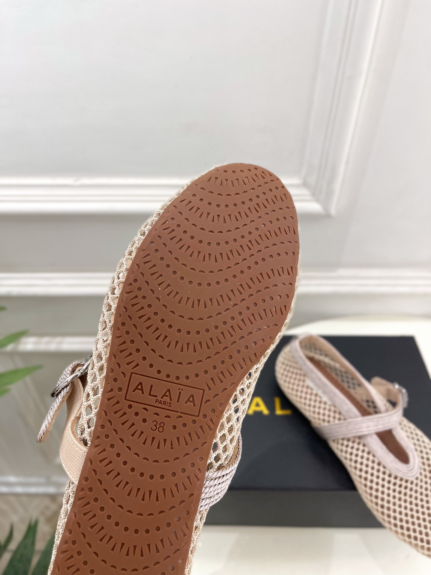 ALAÏA 阿莱亚26𝐬𝐬   2026春夏新品 秀场同款 经典镂空渔网平底玛丽珍鞋 ————————— Alaïa作为