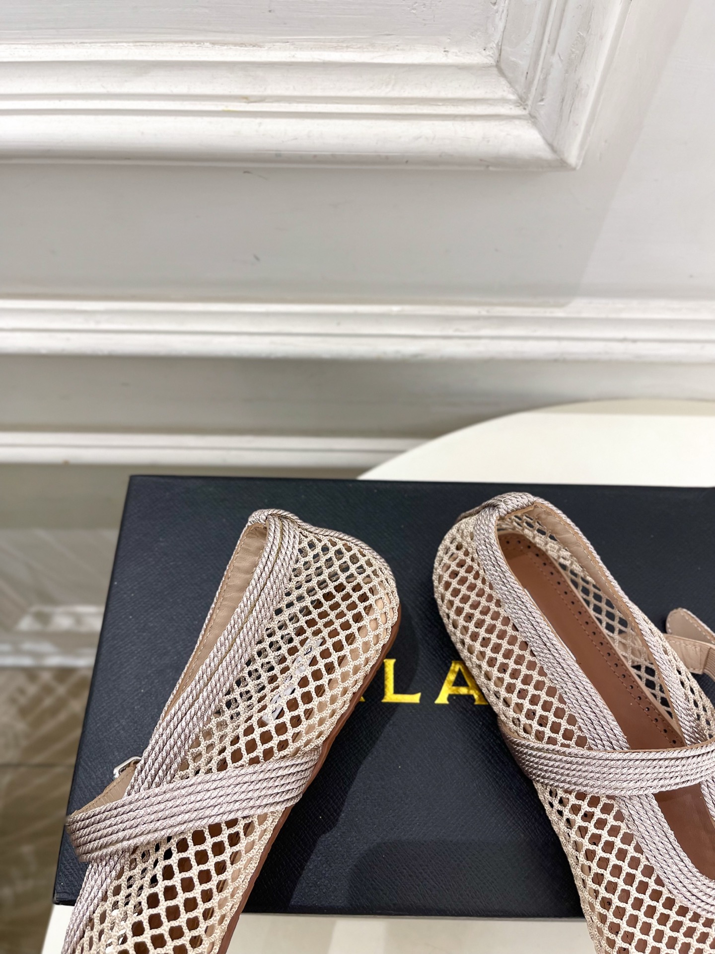 ALAÏA 阿莱亚26𝐬𝐬   2026春夏新品 秀场同款 经典镂空渔网平底玛丽珍鞋 ————————— Alaïa作为