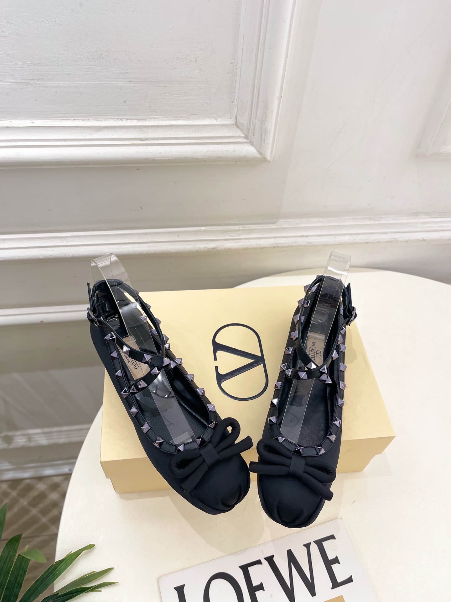 Valentino 华伦天奴 26𝐬𝐬 2026新品 VT蝴蝶结鉚钉交叉带平底芭蕾舞鞋上新☑️ ———————————— Valentino 华伦天奴 26𝐬𝐬 2026新品 VT蝴蝶结鉚钉交叉带平底芭蕾舞鞋上新☑️ ————————————