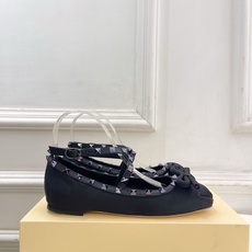 Valentino 华伦天奴 26𝐬𝐬 2026新品 VT蝴蝶结鉚钉交叉带平底芭蕾舞鞋上新☑️ ———————————— Valentino 华伦天奴 26𝐬𝐬 2026新品 VT蝴蝶结鉚钉交叉带平底芭蕾舞鞋上新☑️ ————————————