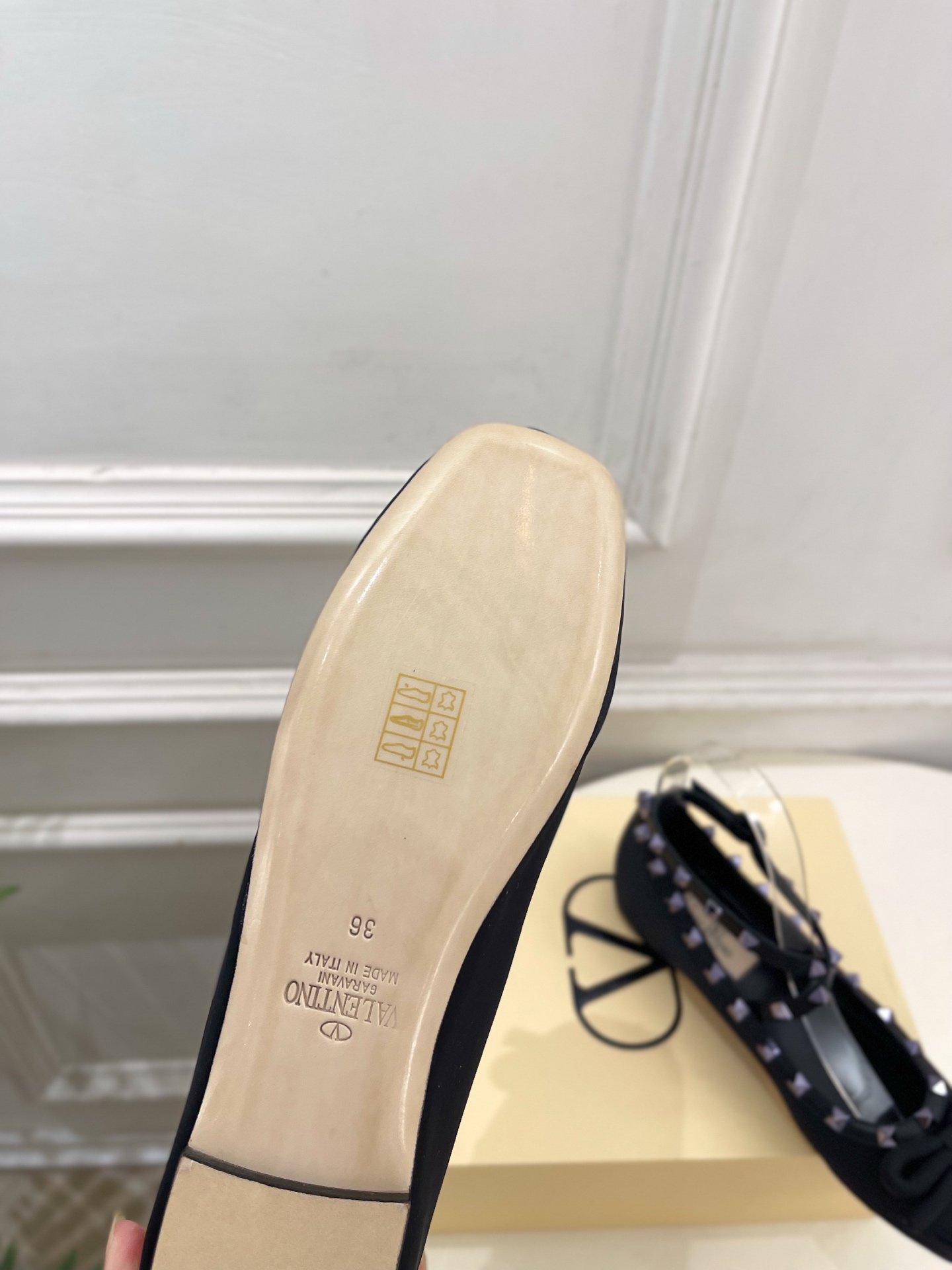 Valentino 华伦天奴 26𝐬𝐬 2026新品 VT蝴蝶结鉚钉交叉带平底芭蕾舞鞋上新☑️ ———————————— Valentino 华伦天奴 26𝐬𝐬 2026新品 VT蝴蝶结鉚钉交叉带平底芭蕾舞鞋上新☑️ ————————————