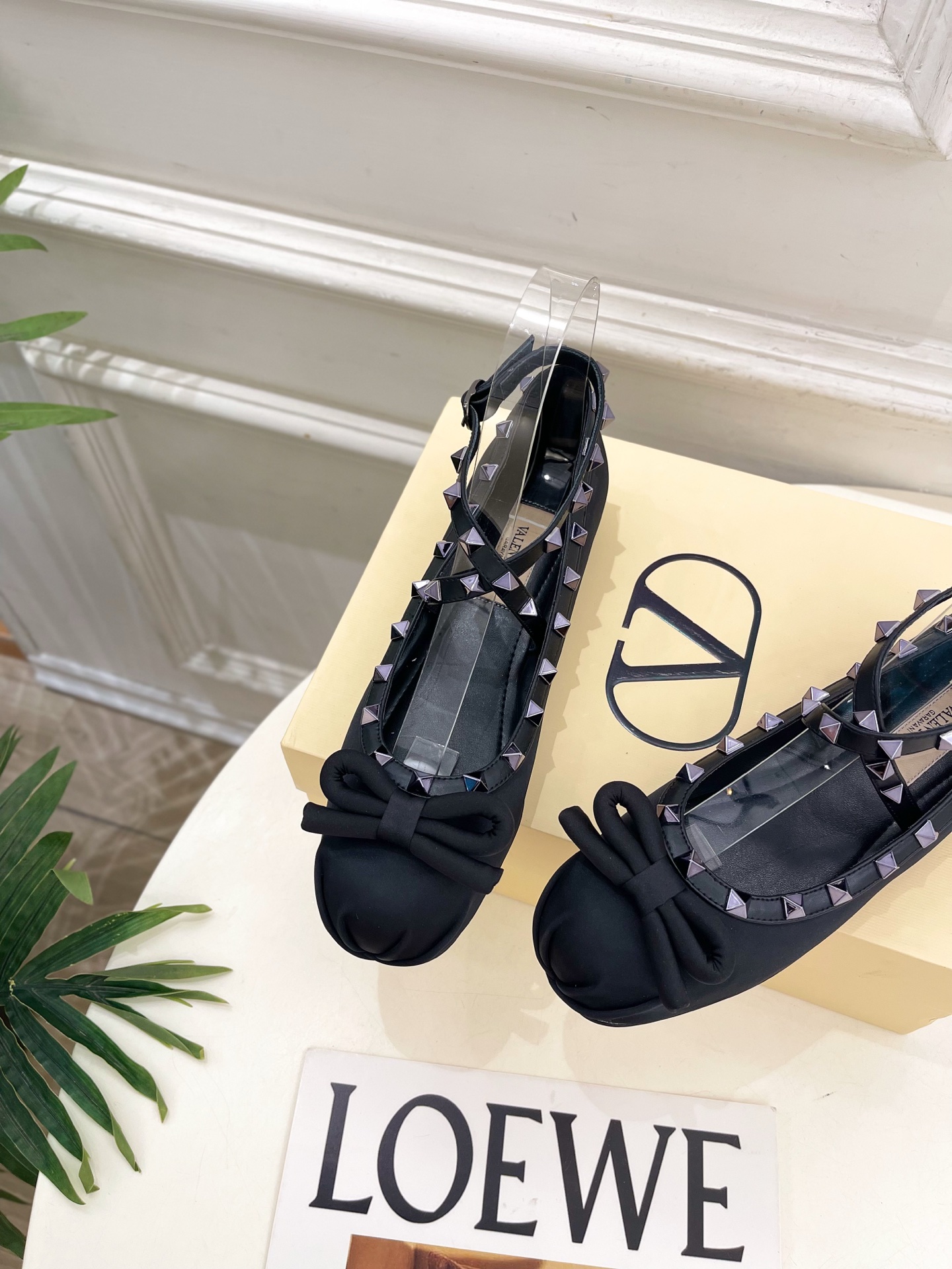 Valentino 华伦天奴 26𝐬𝐬 2026新品 VT蝴蝶结鉚钉交叉带平底芭蕾舞鞋上新☑️ ———————————— Valentino 华伦天奴 26𝐬𝐬 2026新品 VT蝴蝶结鉚钉交叉带平底芭蕾舞鞋上新☑️ ————————————