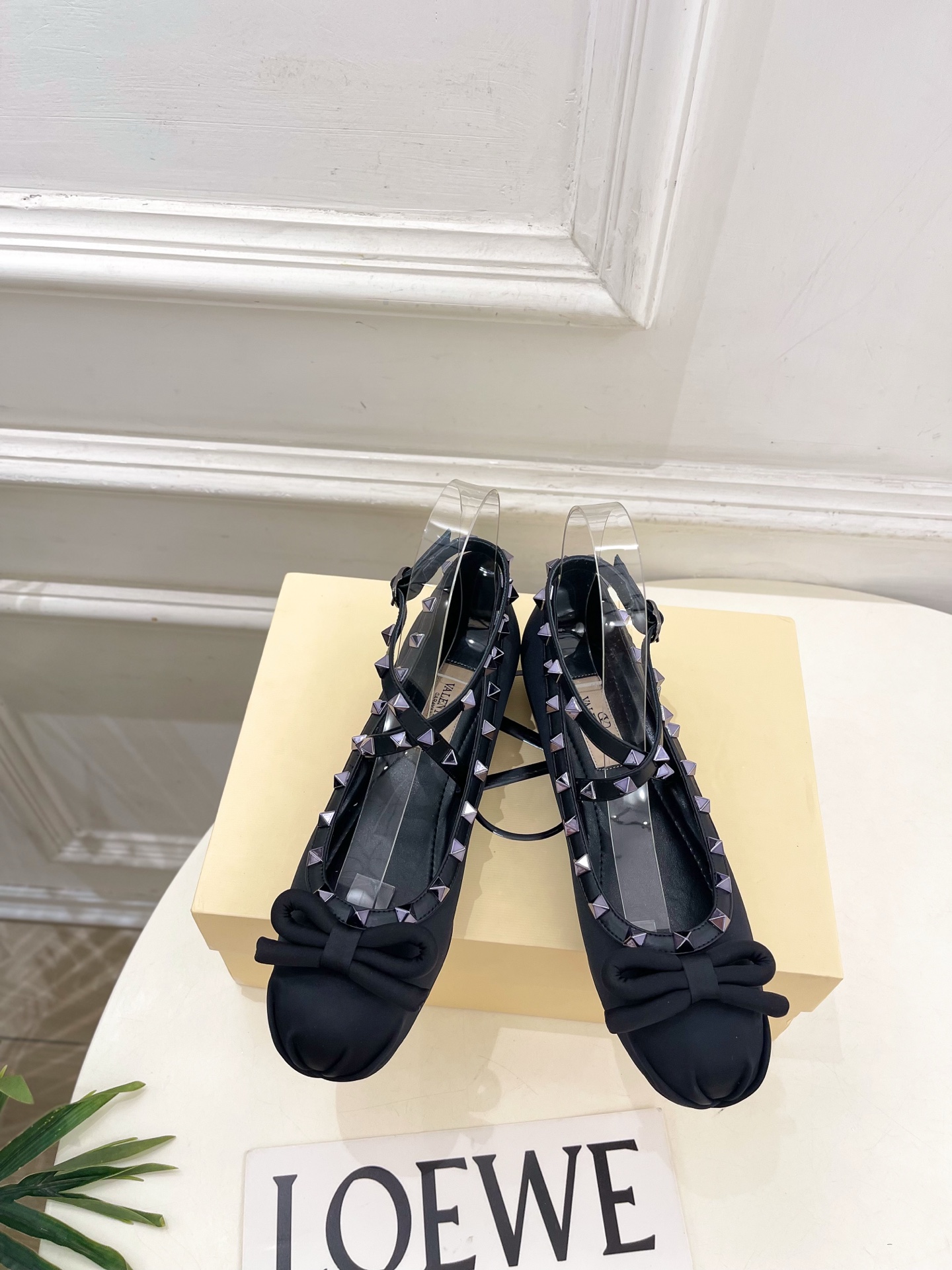 Valentino 华伦天奴 26𝐬𝐬 2026新品 VT蝴蝶结鉚钉交叉带平底芭蕾舞鞋上新☑️ ———————————— Valentino 华伦天奴 26𝐬𝐬 2026新品 VT蝴蝶结鉚钉交叉带平底芭蕾舞鞋上新☑️ ————————————