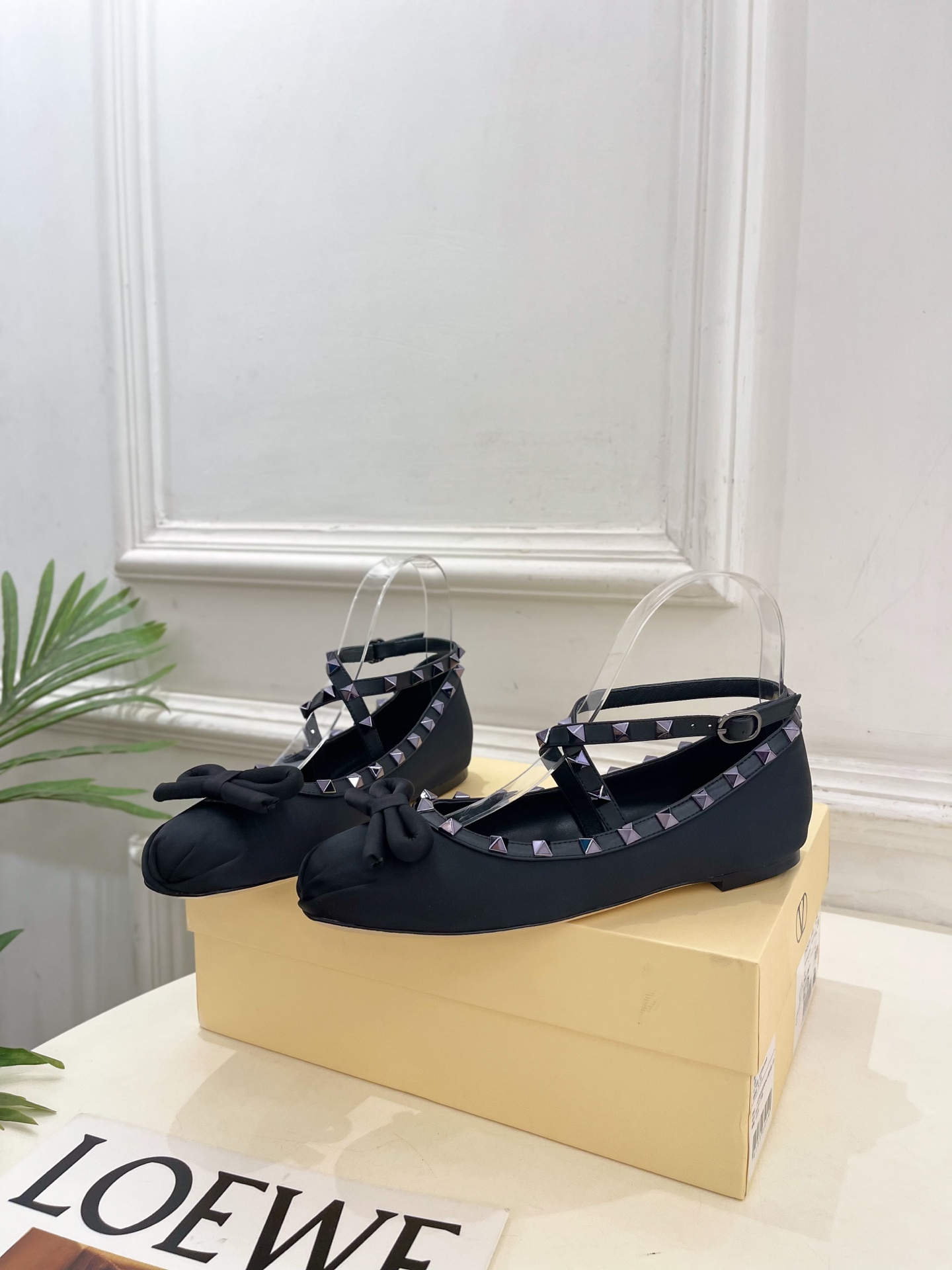 Valentino 华伦天奴 26𝐬𝐬 2026新品 VT蝴蝶结鉚钉交叉带平底芭蕾舞鞋上新☑️ ———————————— Valentino 华伦天奴 26𝐬𝐬 2026新品 VT蝴蝶结鉚钉交叉带平底芭蕾舞鞋上新☑️ ————————————