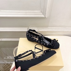 Valentino 华伦天奴 26𝐬𝐬 2026新品 VT蝴蝶结鉚钉交叉带平底芭蕾舞鞋上新☑️ ———————————— Valentino 华伦天奴 26𝐬𝐬 2026新品 VT蝴蝶结鉚钉交叉带平底芭蕾舞鞋上新☑️ ————————————