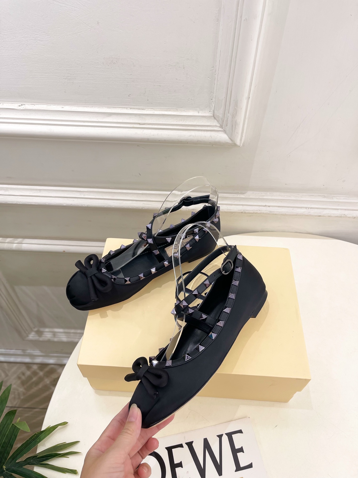 Valentino 华伦天奴 26𝐬𝐬 2026新品 VT蝴蝶结鉚钉交叉带平底芭蕾舞鞋上新☑️ ———————————— Valentino 华伦天奴 26𝐬𝐬 2026新品 VT蝴蝶结鉚钉交叉带平底芭蕾舞鞋上新☑️ ————————————